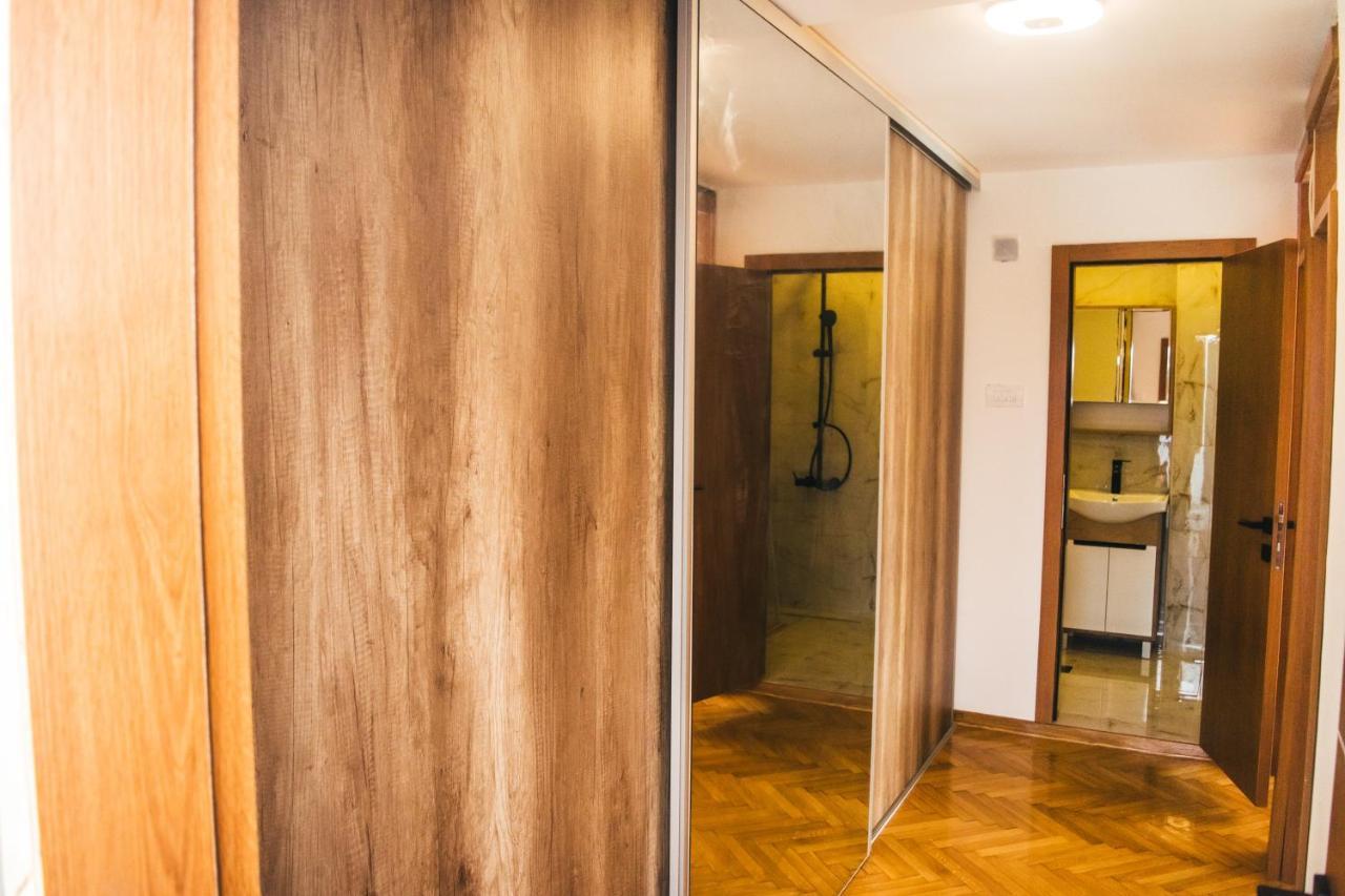 Apartamento Aparment Theatre Ni Exterior foto